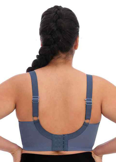 Model In Elomi Energise Sport BH Vintage Denim Achterzijde