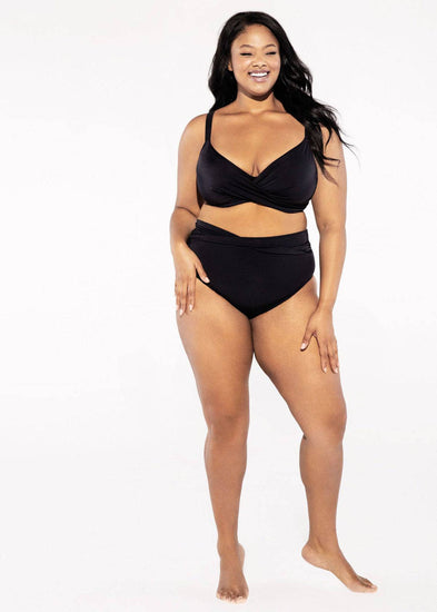Model in Elomi Magnetic Wrap Bikini zwart voorzijde