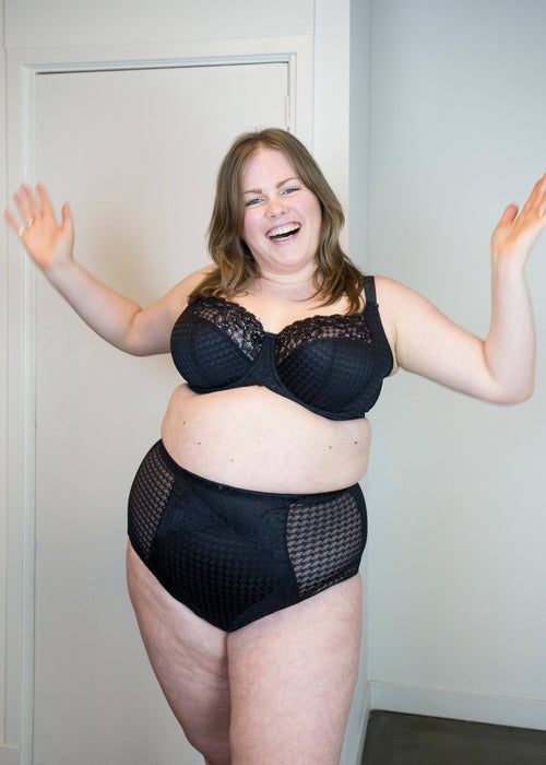 Model in Panache Envy zwart setje met hoge slip