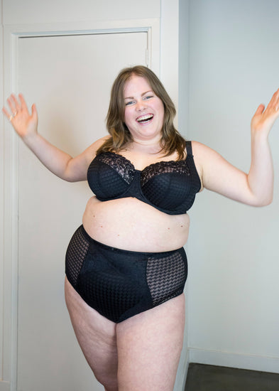 Model in Panache Envy zwart setje met hoge slip