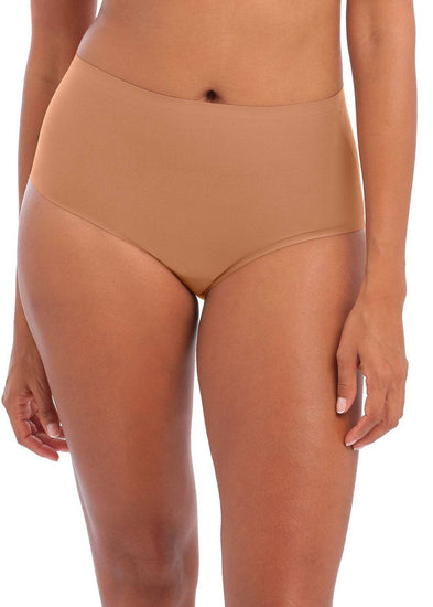 Model In Fantasie Smoothease High Waisted Broekje Cinnamon Voorzijde