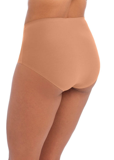 Model In Fantasie Smoothease High Waisted Broekje Cinnamon Achterzijde