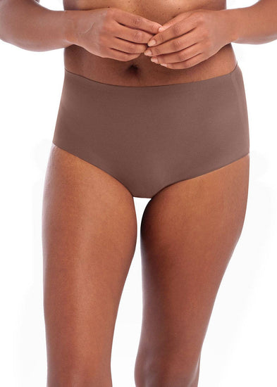 Model In Fantasie Smoothease High Waisted Broekje Coffee Roast Voorzijde