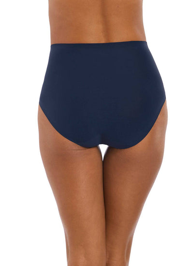 Model In Fantasie Smoothease High Waisted Broekje Navy Achterzijde