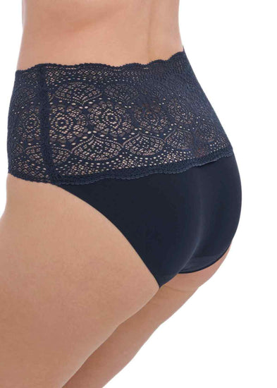Model In Fantasie Lace Ease Broekje Navy Achterzijde