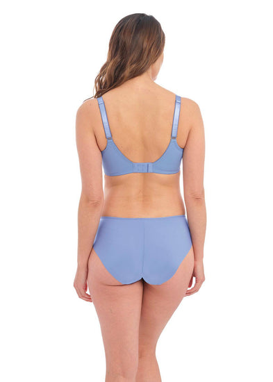 Model in Fantasie Illusion Smokey Blue set achterzijde