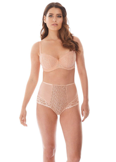 Model in Fantasie Ana Blush setje voorzijde