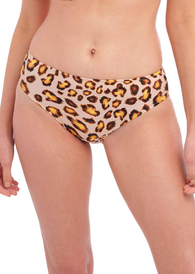 Model In Fantasie Kabini Oasis Bikini Broekje Leopard Voorzijde