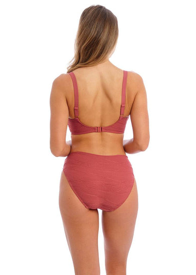 Model in Beach Waves Mid Rise Bikini Broekje Persian Rose Achterzijde