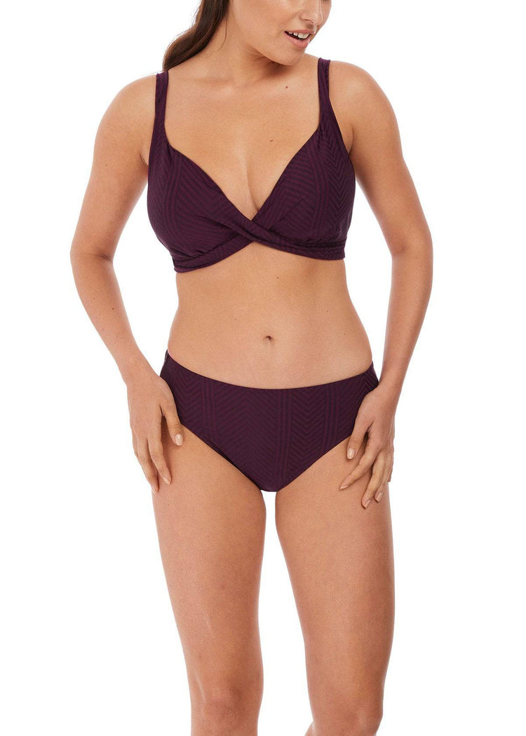 Model in Fantasie Long Island Bikini Vino voorzijde