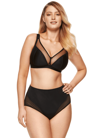 Model in Zara High Waisted Broekje Zwart Voorzijde