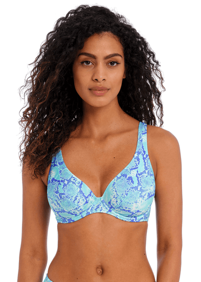 Model in Komodo Bay High Apex Bikini Top Aqua Voorzijde
