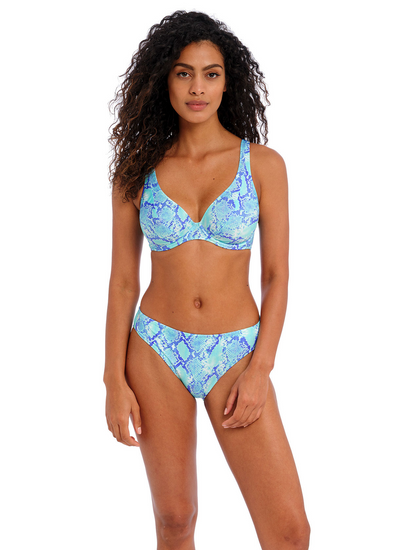 Model in Komodo Bay High Apex Bikini Top Aqua Voorzijde