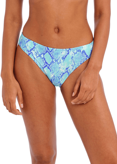 Model in Komodo Bay Bikini Broekje Aqua Voorzijde