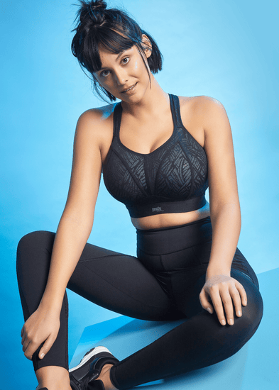 Model in Beugelloze Sport BH Black/Ice Blue Voorzijde