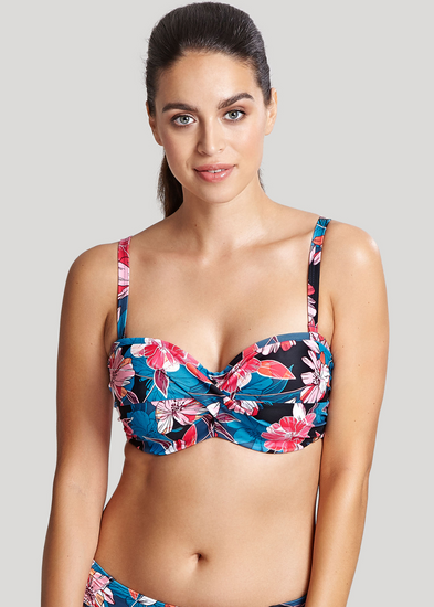 Model in Anya Riva Bandeau Bikini Top Blue Floral voorzijde
