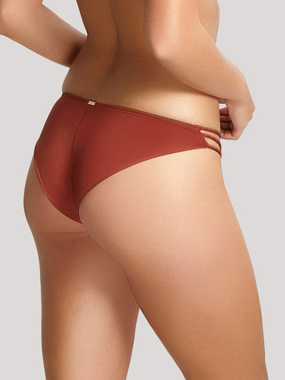 Model in Panache Marina Brazilian Bikini Broekje Ginger achterzijde