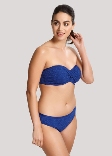Model in Panache Anya Crochet Bikini Blauw voorzijde