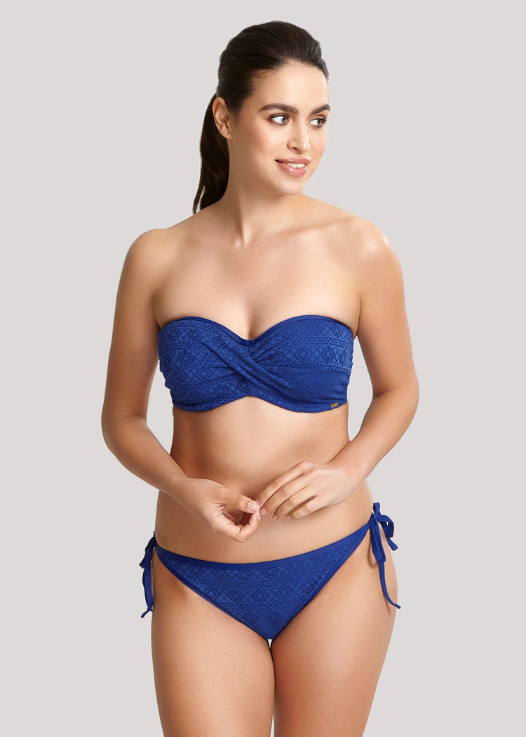 Model in Panache Anya Crochet bikini Blauw voorzijde