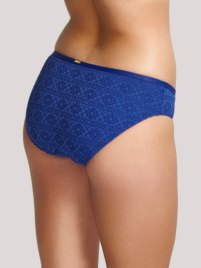 Model in Panache Anya Crochet Bikini Broekje Blauw achterzijde