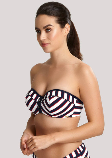 Model in Panache Lucille Padded Bandeau Bikini Top strapless voorzijde