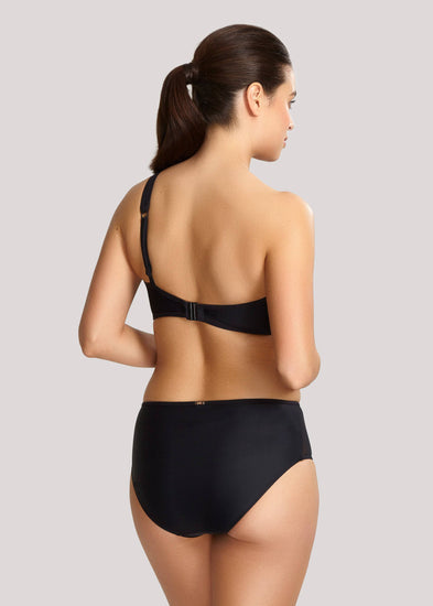 Model in Panache Onyx One Shoulder Bikini Zwart achterzijde