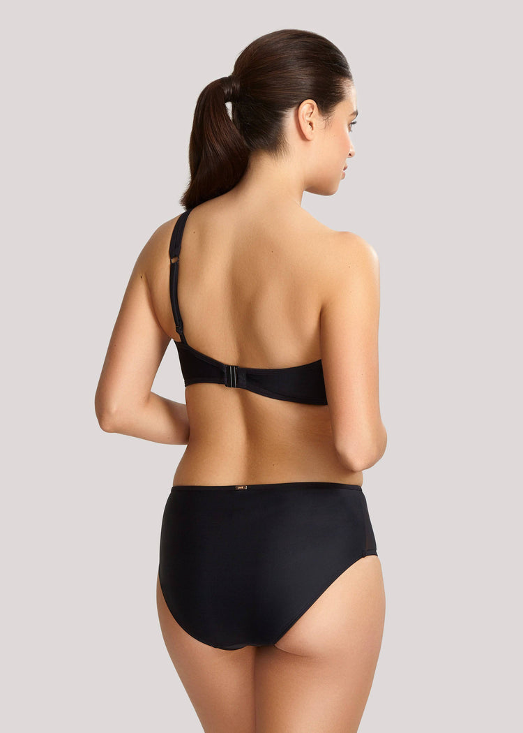 Model in Panache Onyx One Shoulder Bikini Zwart achterzijde
