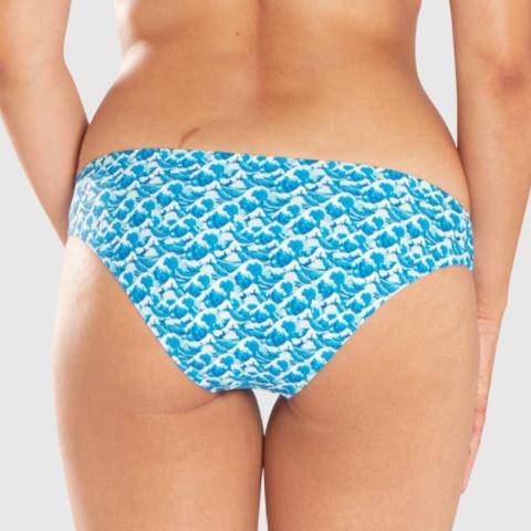 Model in Curvy Kate Bikinibroekje Riptide