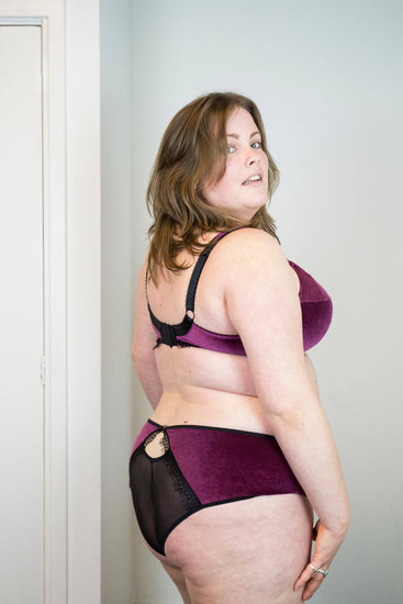 Model in Ewa Michalak Edith set zijkant