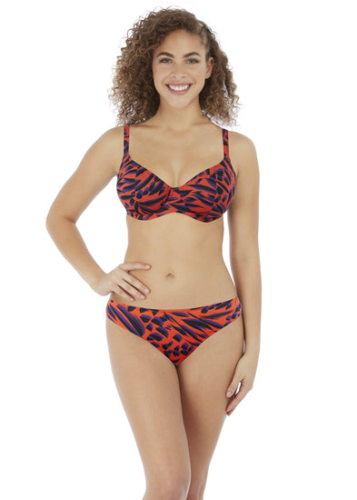 Model in Freya Tiger Bay Bikini Broekje Sunset