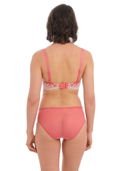 Model in Embrace Lace Full Cup BH Fades Rose/White Sand Achterzijde
