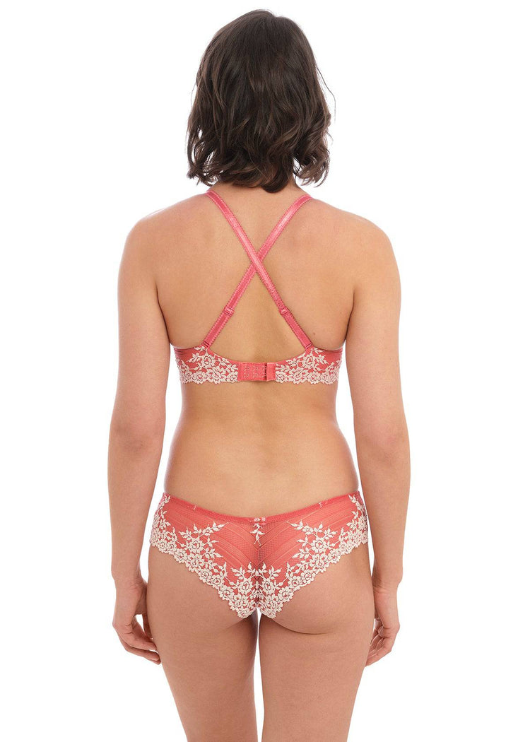 Model in Embrace Lace Plunge BH Faded Rose/White Sand Achterzijde