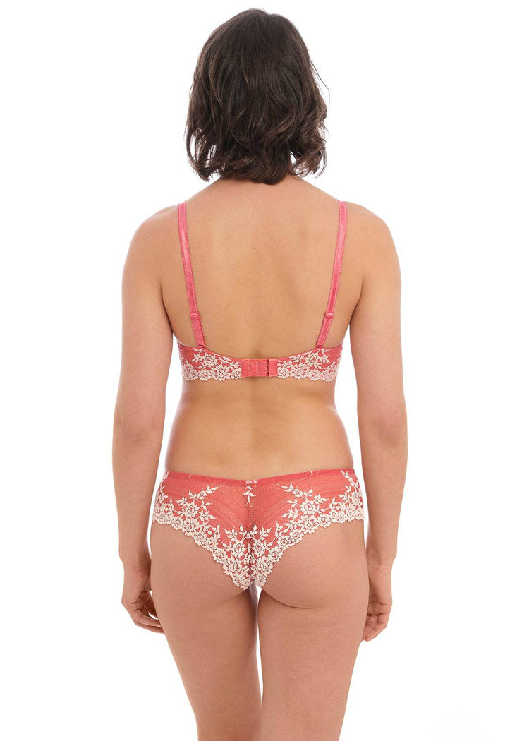 Model in Embrace Lace Plunge BH Faded Rose/White Sand Achterzijde