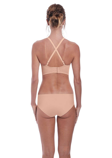 Model in fantasie aura strapless bh met bandjes gekruist op de rugnatural beige