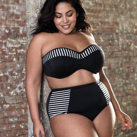 Model in Elomi Malibu Days Bandeau Bikini Top Zwart
