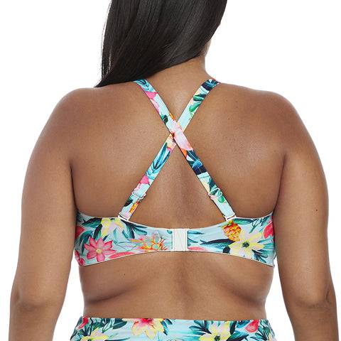 Model in Elomi Aloha Aqua Bandeau Bikini Top Licht Blauw Gekruiste bandjes