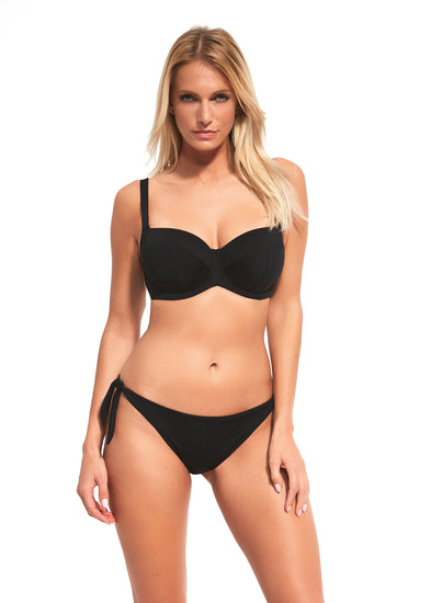 Model In Krisline Beach Soft Side Support Bikini Top Zwart Voorzijde