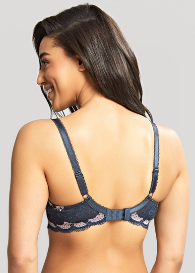 Model in Clara Voorgevormde BH Navy Pearl Achterzijde