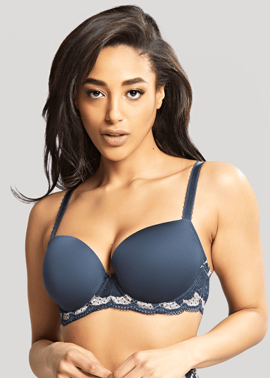 Model in Clara Voorgevormde BH Navy Pearl Voorzijde