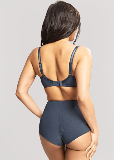 Model in Clara High Waisted Broekje Navy Pearl Achterzijde