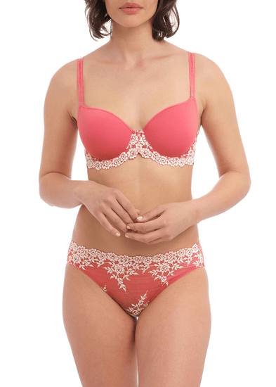 Model in Embrace Lace Contour BH Faded Rose/White Sand Voorzijde