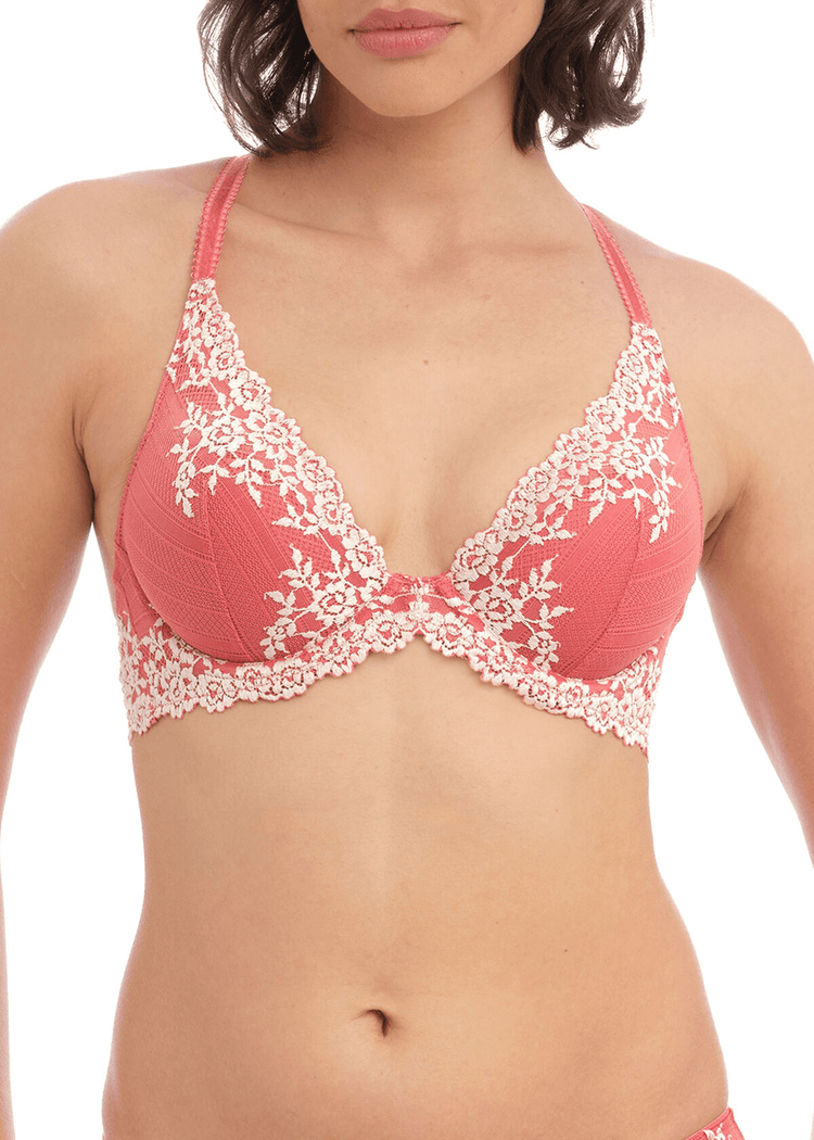 Model in Embrace Lace Plunge BH Faded Rose/White Sand Voorzijde