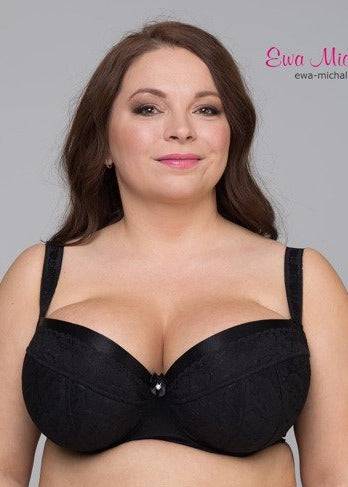model in Ewa Michalak PL Triumf Voorgevormde BH Zwart voorzijde