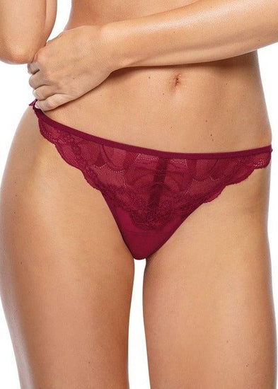 Model in Gorteks Charlize String Bordeaux voorzijde