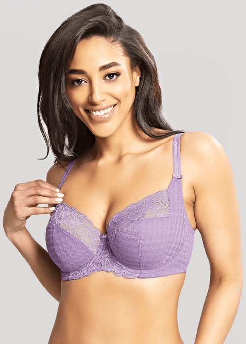Model in Envy Balconette BH Violet Lifestyle Voorzijde