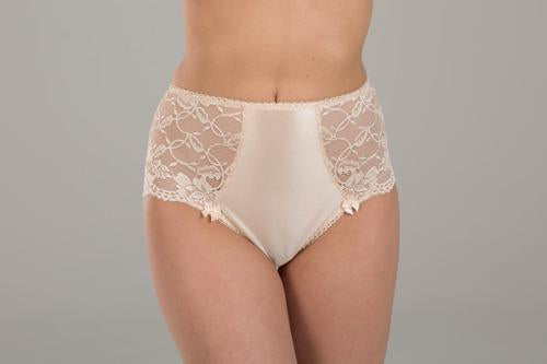 Model in Ewa Michalak Signature High Waisted Broekje Pearl vooraanzicht