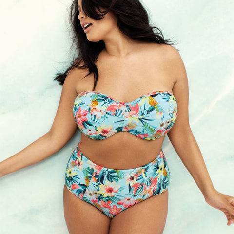 Model in Elomi Aloha Aqua Bandeau Bikini Top Licht Blauw