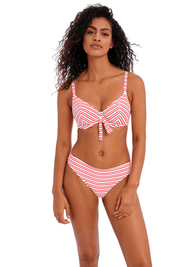 Model in New Shores Plunge Bikini Chili Voorzijde