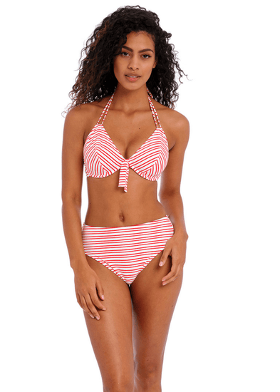 Model in New Shores High Waisted Bikini Broekje Chili Voorzijde