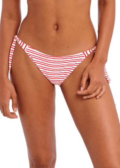 Model in New Shores Tie Side Bikini Broekje Chili Voorzijde